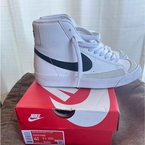 Black & white Big Kid Nike Blazer